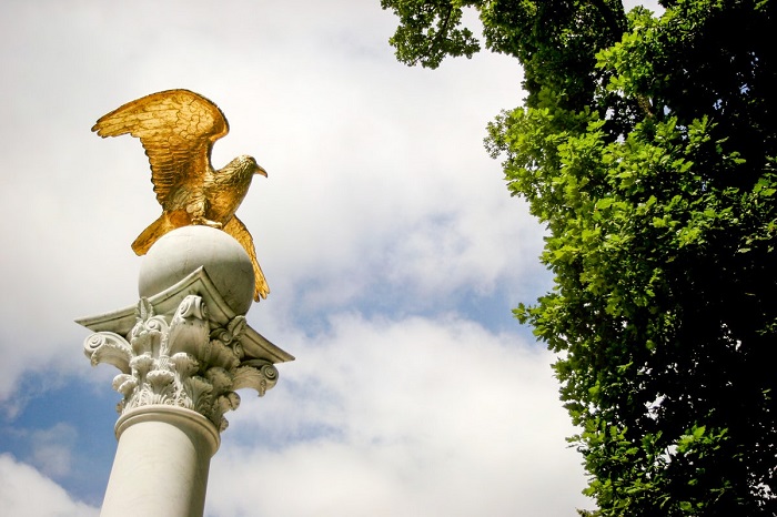 Londra’da bulunan Bahai ruhani lideri Şevki Efendi’nin mezar sütunu  